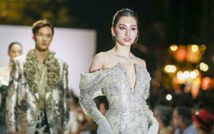 Bị nhận xét catwalk đơ, Tiểu Vy được ưu ái làm vedette loạt show diễn: Có nhan sắc cũng là lợi thế! Ảnh 2