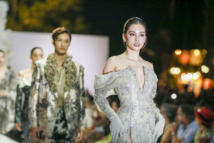 Bị nhận xét catwalk đơ, Tiểu Vy được ưu ái làm vedette loạt show diễn: Có nhan sắc cũng là lợi thế! Ảnh 2