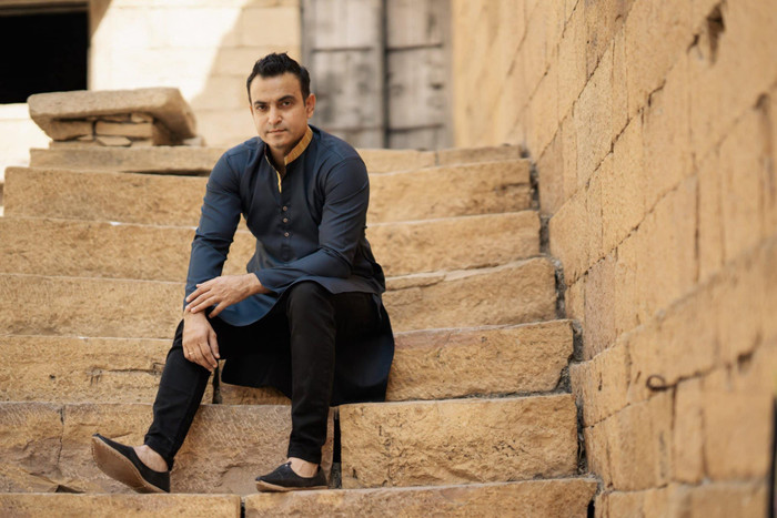 Nhan sắc điển trai của ông xã Võ Hạ Trâm trong MV sắp ra mắt của vợ 