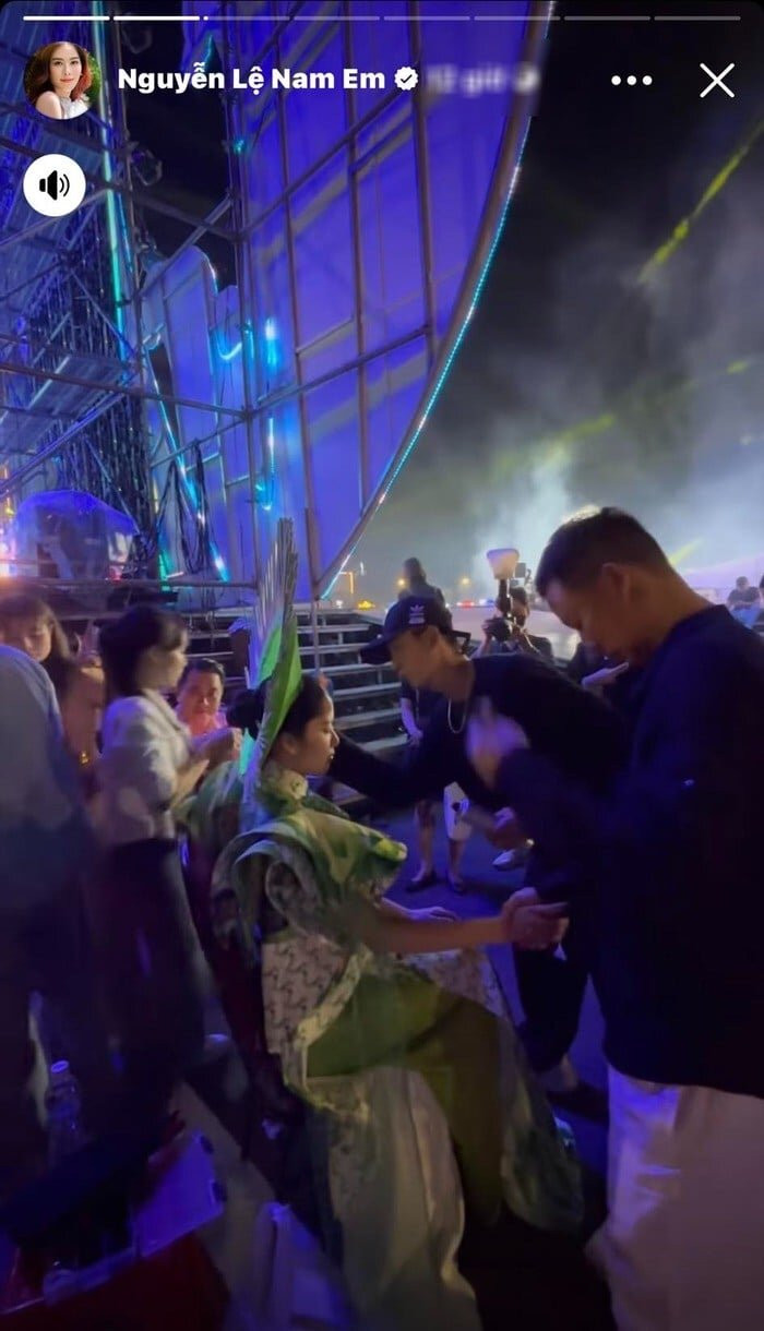 Ở hậu trường show diễn, Nam Em luôn nắm chặt tay bạn trai không rời