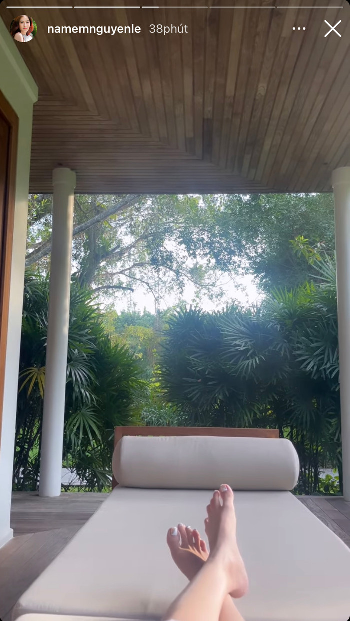 Nam Em dùng điện thoại cá nhân để quay, chụp địa điểm bản thân và bạn trai lựa chọn để nghỉ dưỡng