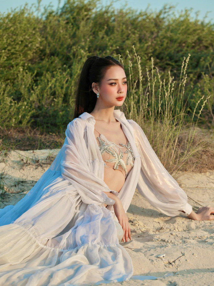 Bảo Ngọc diện váy xẻ cao gần thắt lưng, bất ngờ than 1 điều trước ngày trao lại vương miện 8 tỷ 4 Bảo Ngọc diện váy xẻ cao gần thắt lưng, bất ngờ than 1 điều trước ngày trao lại vương miện 8 tỷ Ảnh 4