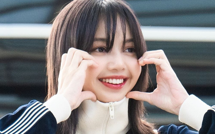 Paparazzi chụp vội Lisa tại sân bay về Thái Lan: Nhan sắc xinh đẹp bất chấp hoàn cảnh! Ảnh 2