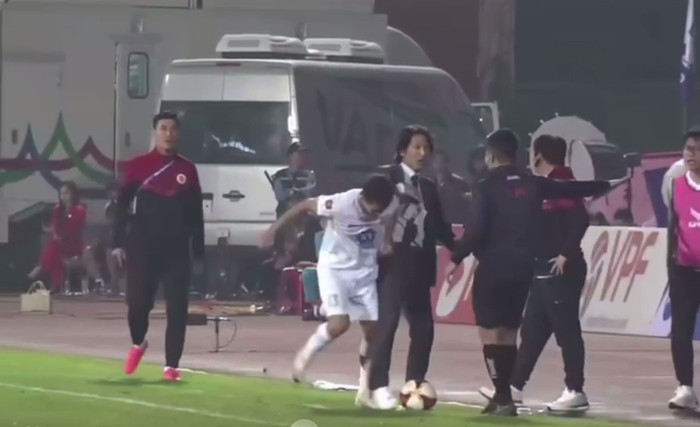 Hậu vệ Văn Kiên chỉ bị nhắc nhở sau khi có hành động thúc chỏ vào ngực HLV Gong Oh Kyun. 