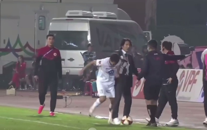 Văn Kiên chỉ bị nhắc nhở dù HLV Gong nói 'đánh vào ngực' Ảnh 2