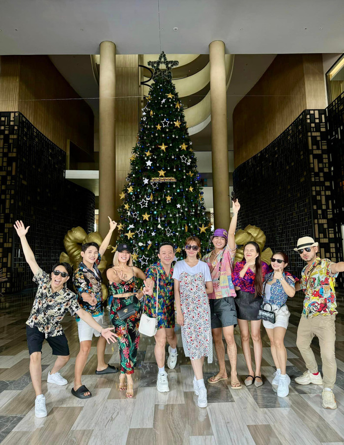 Trấn Thành mặc đồ bộ in họa tiết nổi bật, còn Hari Won diện váy hoa nhí che bụng