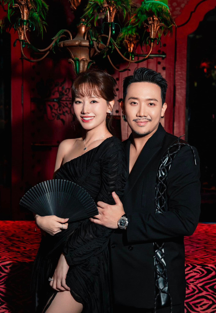 Trấn Thành luôn để ý đến Hari Won mỗi khi xuất hiện cùng nhau