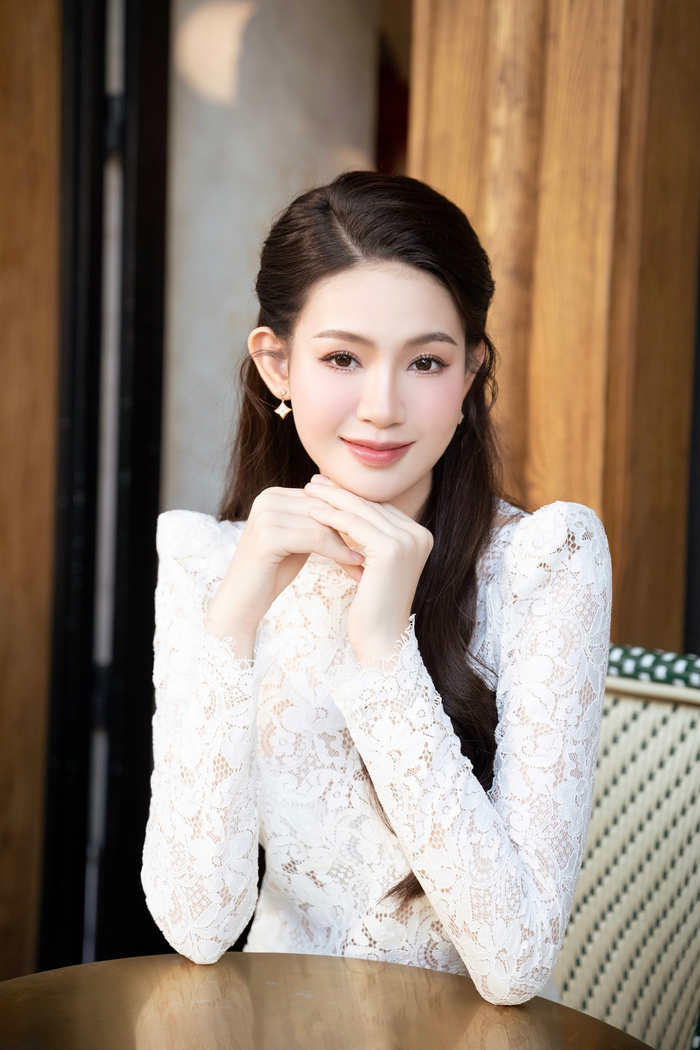 Nhân vật được gọi tên 'ngựa ô' ở chặng gần cuối là Đậu Hải Minh Anh, sinh năm 1999. Cô còn được nhận định là bản sao của Đặng Thu Thảo vì sở hữu nhan sắc trong trẻo, thuần khiết giống hệt đàn chị. Ngoài ra, khi thuyết trình với các ban giám khảo, mỹ nhân này còn thể hiện được rõ quan điểm và mục tiêu cá nhân của bản thân nếu được gọi tên ở vị trí cao nhất. Minh Anh cao 1m69, có số đo 83-60-91 đến từ Nghệ An là thí sinh có thể sử dụng thành thạo 2 thứ tiếng là Anh và Pháp.