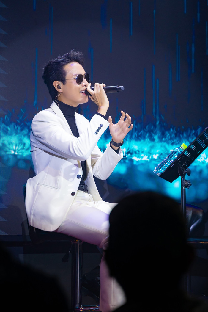 Fan tiết lộ lý do Hà An Huy luôn đeo kính đen khi hát trên sân khấu: Có đủ sức thuyết phục? Ảnh 2