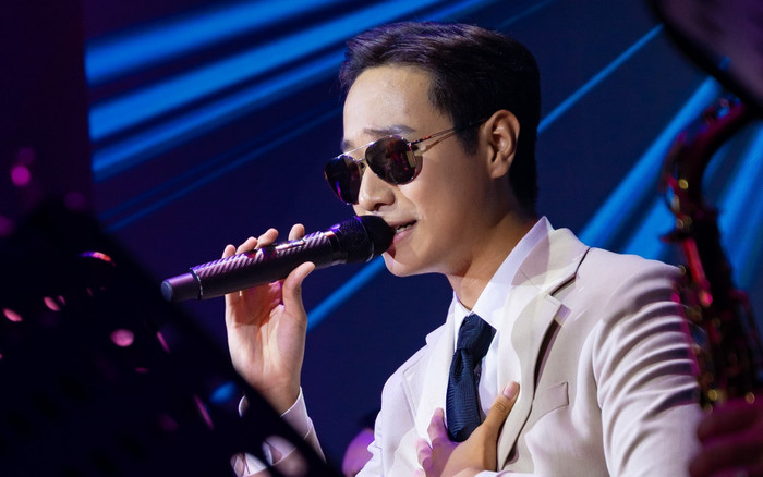 Fan tiết lộ lý do Hà An Huy luôn đeo kính đen khi hát trên sân khấu: Có đủ sức thuyết phục? Ảnh 2