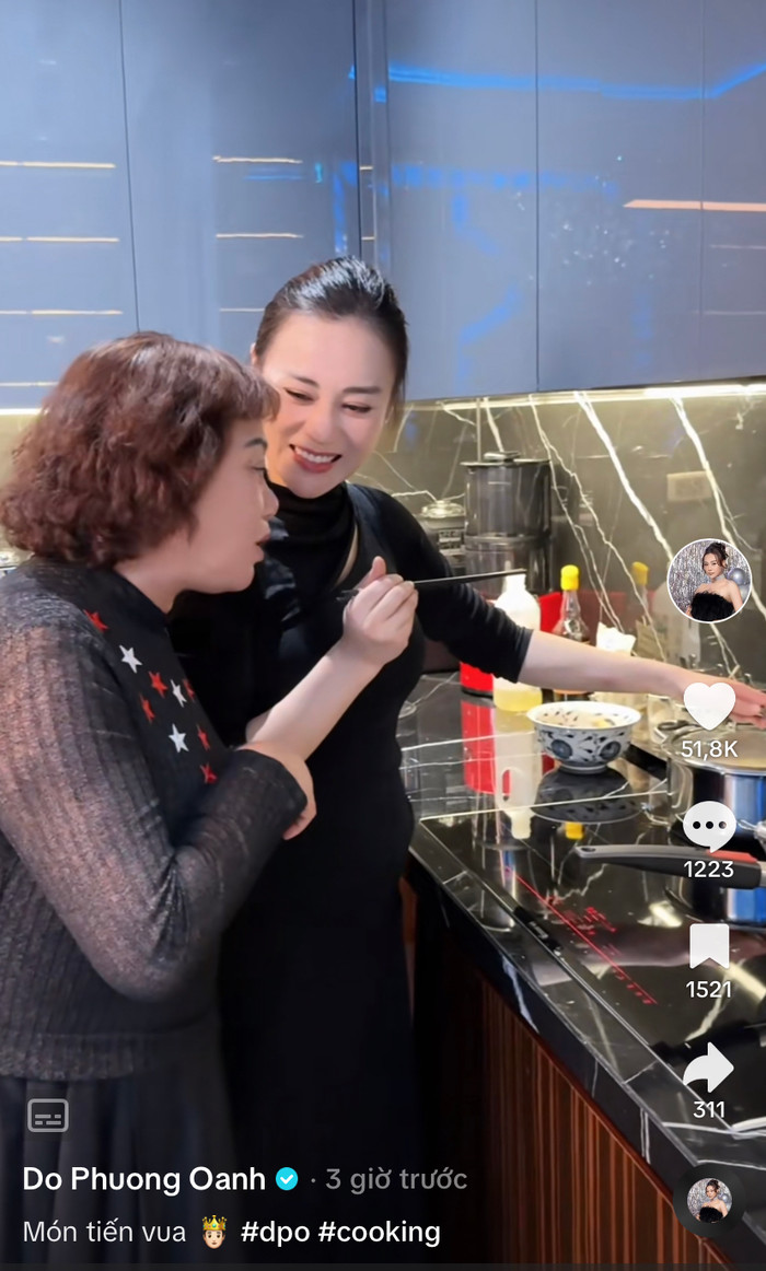 Phương Oanh nở nụ cười tươi rói vì lời khen nấu ăn ngon của mẹ