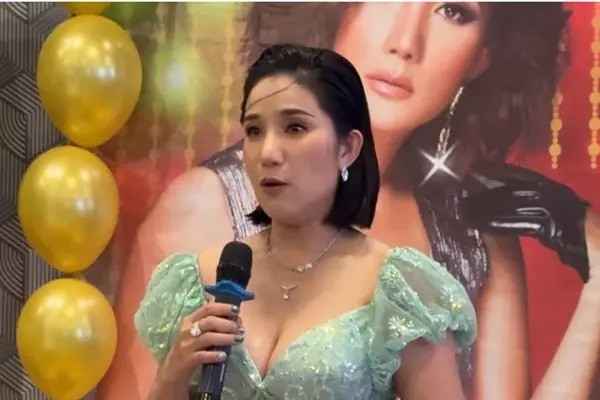 Cát Tường bất ngờ khi vẫn còn nhiều khán giả đến buổi tiệc mừng sinh nhật của cô.