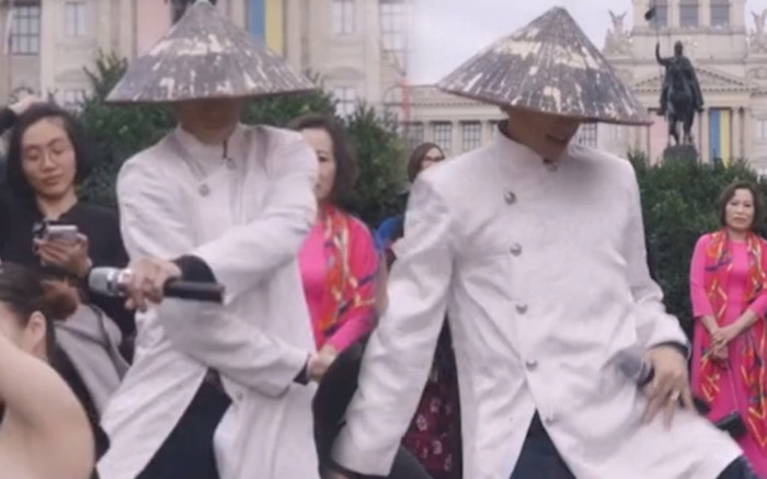 Nam ca sĩ Vpop mặc áo dài, đội nón lá trình diễn ở nước ngoài: Phản ứng khán giả khiến ai cũng bất ngờ Ảnh 2