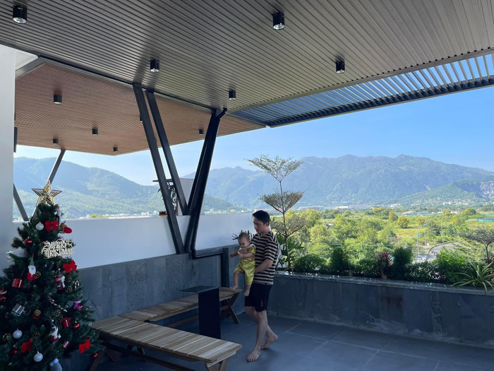 Được biết, căn nhà này gồm 3 tầng và 1 sân thượng, nằm ở Nha Trang - quê nhà của Khánh Vy.