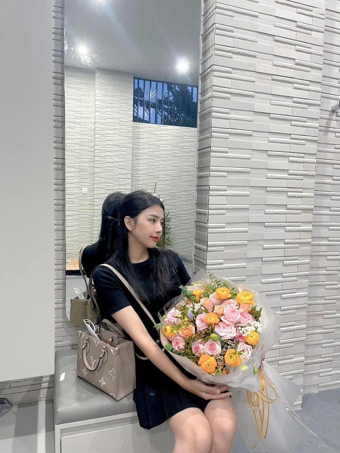 Vợ chồng Phan Mạnh Quỳnh 'flex' cơ ngơi mới: Thiết kế hiện đại, tự tay chọn từng viên gạch.