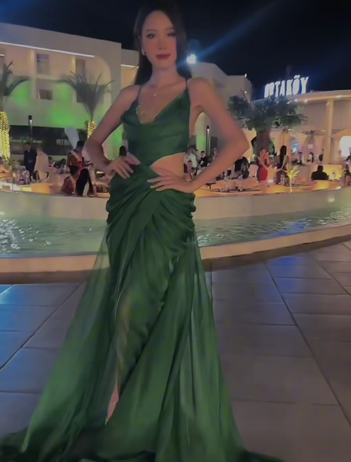 Chỉ bước đi ngẫu hứng nhưng Ngọc Hằng cũng khiến công chúng trầm trồ khi kết hợp loạt 'skill' trình diễn xoay người, hất váy...