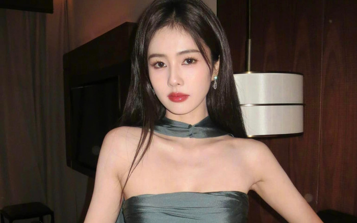 Hết nhan sắc, Bạch Lộc lại bị chê dáng đứng bất ổn Ảnh 2