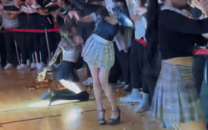 Trường trung học bị chỉ trích vì để nữ ca sĩ biểu diễn phản cảm trước học sinh: 'Không thể chấp nhận' Ảnh 2