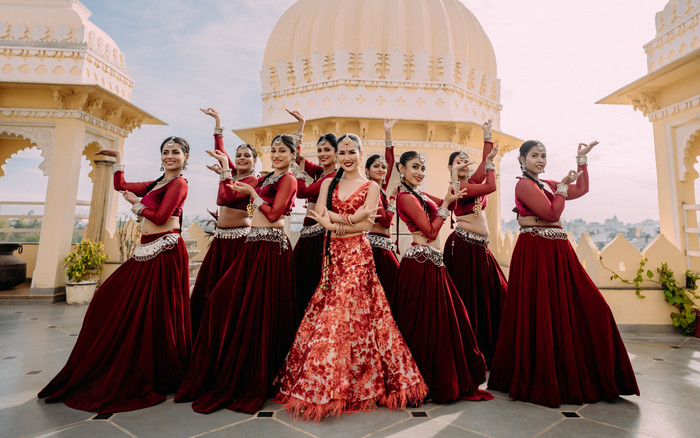 Võ Hạ Trâm bất ngờ 'chuyển nghề' làm cô giáo, dạy nhảy cho cả vũ công Ấn Độ Ảnh 2