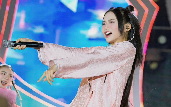 Hàng trăm khán giả phản ứng mạnh khi Phương Mỹ Chi đưa micro nhờ hát, bị vây kín sau show diễn Ảnh 2