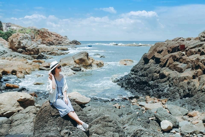 Bãi đá này còn có tên gọi khác là Nhạn Châu (Bãi Nhạn). Sở dĩ được gọi với cái tên như vậy là bởi vì ở đây thường xuyên có những đàn chim nhạn kéo đến để tìm mồi.