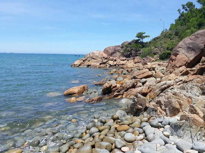 Bãi Hoàng Hậu sở hữu những đặc trưng của vùng biển miền Trung với màu nước trong xanh màu lục bích. Giữa cái nắng nóng của mùa hè, được bơi lội dưới làn nước trong xanh, mát lành như vậy thì bao phiền muộn, âu lo cũng tan biến hết.