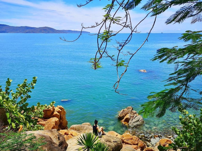 Bãi tắm Hoàng Hậu ở Quy Nhơn là nơi tuyệt vời để ngắm nhìn những khoảnh khắc tuyệt đẹp của bình minh và hoàng hôn, mang đến cho du khách những trải nghiệm đáng nhớ.