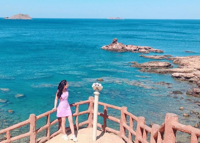 Với vẻ đẹp nên thơ, bãi tắm Hoàng Hậu mang đến một không gian trong lành vào mỗi sớm bình minh và đầy lãng mạn khi hoàng hôn buông xuống. 