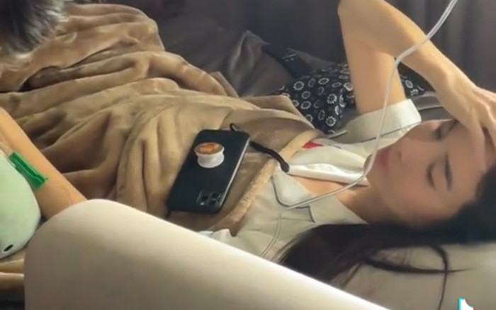 Cao Thái Hà diện mạo xanh xao, hình ảnh nằm trên giường bệnh khiến khán giả lo lắng Ảnh 2
