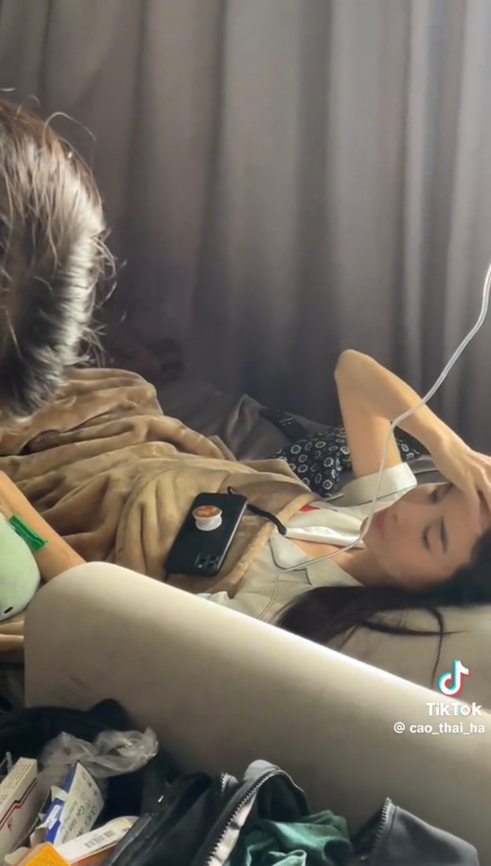 Hình ảnh Cao Thái Hà nằm trên giường bệnh khiến nhiều khán giả lo lắng.