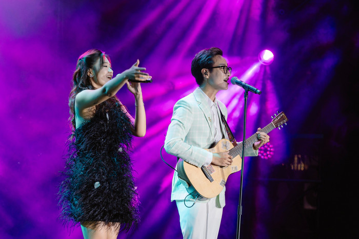  Hà An Huy còn gửi tới mái trường xưa một món quà đặc biệt là phần thể hiện bài hát song ca với cô bạn thân trên sân khấu.
