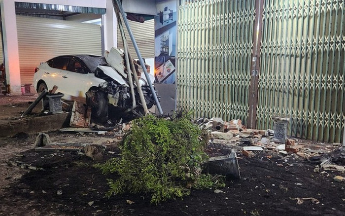 Lái ô tô đón chồng đi nhậu về, nữ tài xế tông sập hiên nhà dân Ảnh 2