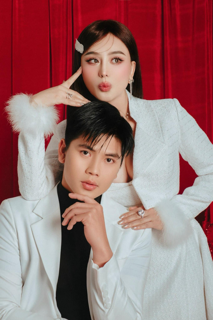 Lâm Khánh Chi chia sẻ bộ ảnh tình tứ, ngọt ngào bên trợ lý kém 21 tuổi.