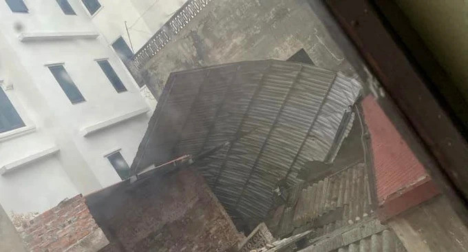 Mái tôn nhà dân ở Lạng Sơn bị lốc thổi tung sáng nay 16/12. Ảnh: SGGP