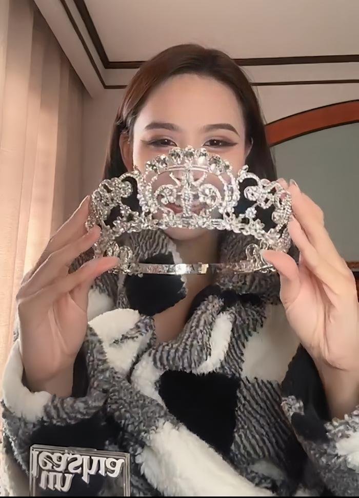 Ngọc Hằng khoe cận tiara Miss Intercontinental, tiết lộ ngày về Việt Nam Ảnh 3