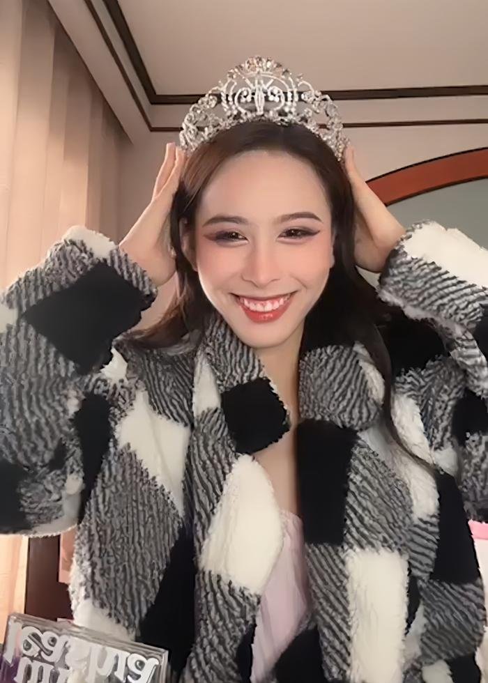 Ngọc Hằng khoe cận tiara Miss Intercontinental, tiết lộ ngày về Việt Nam Ảnh 4