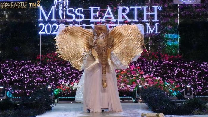 Bán kết Miss Earth: Người đẹp Việt mang voi, hoá Nữ Vương Trưng Trắc thi National Costume xuất thần Ảnh 1