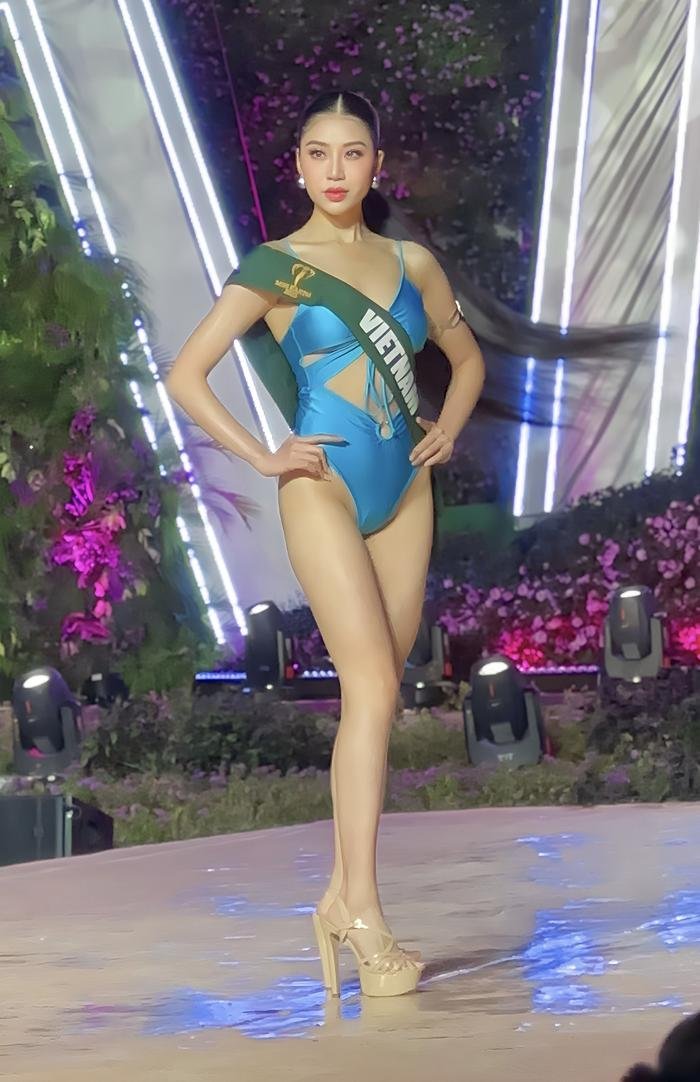 Bán kết Miss Earth 2023: Đại diện Việt Nam bị chấn thương vẫn catwalk 'sập sàn' với bikini nóng bỏng Ảnh 2