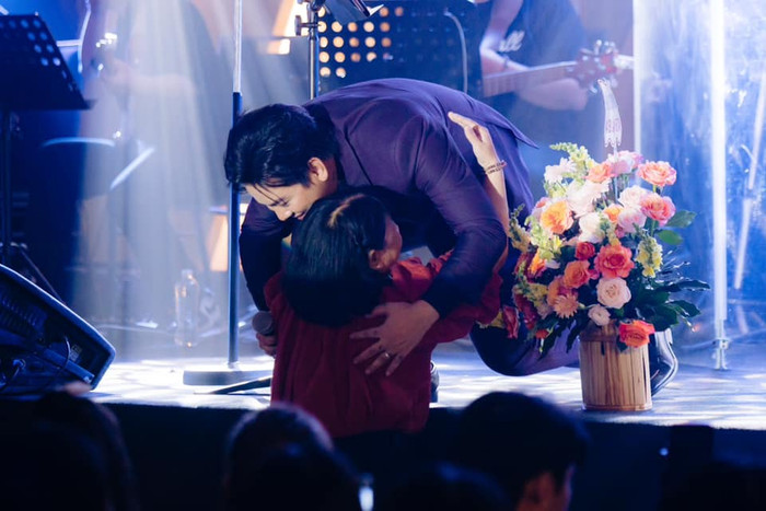 Sướng như Hoài Lâm: Được khán giả đủ mọi lứa tuổi tiễn ra xe, cưng chiều như con cháu Ảnh 3