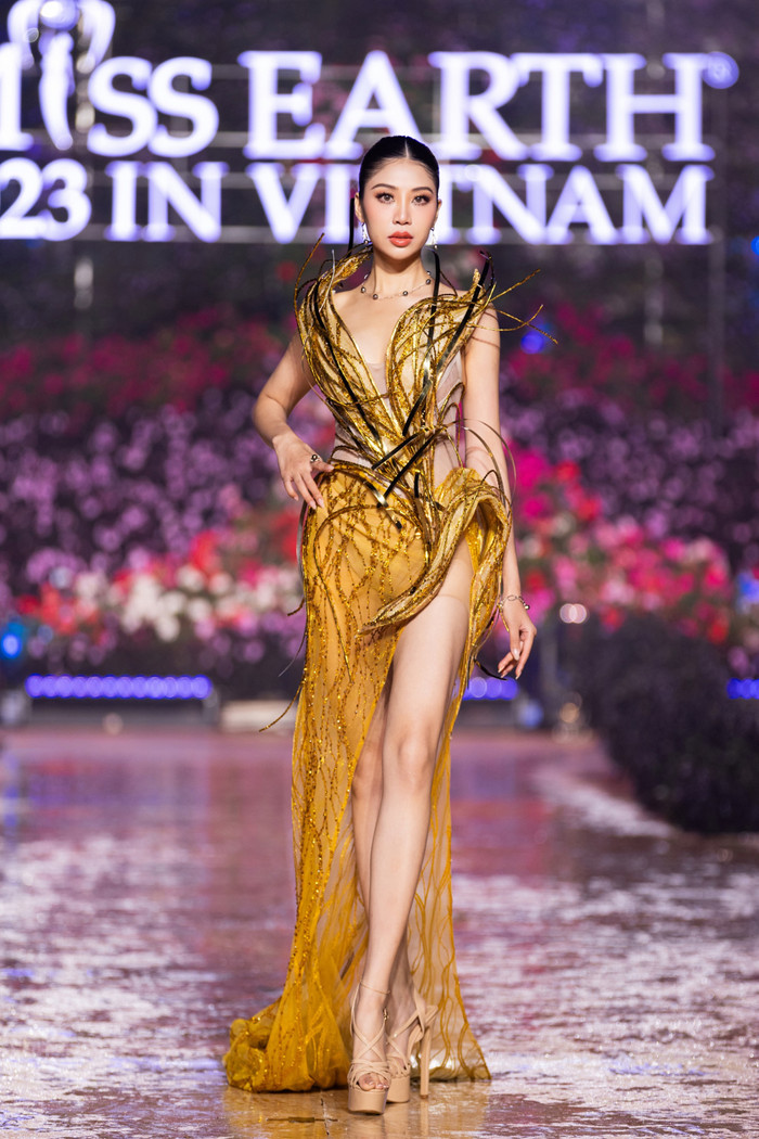 Kết màn bán kết, Miss Earth Vietnam 2023 diện trang phục dạ hội màu vàng rực khoe đôi chân dài thẳng tắp.