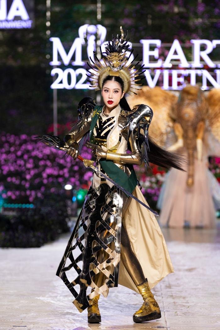 2 bộ National Costume tỏa sáng trên sân nhà: Hoàng Phương và Lan Anh đều đỉnh của chóp Ảnh 3