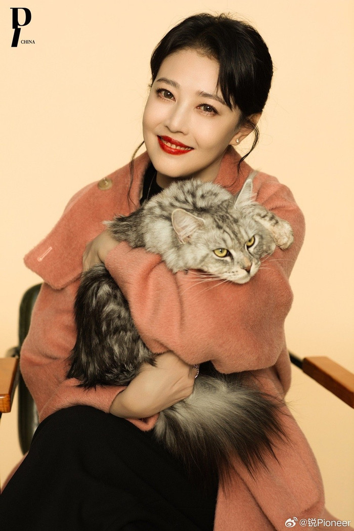 Nữ diễn viên vẫn giữ nụ cười tươi tắn xuyên suốt bộ ảnh.