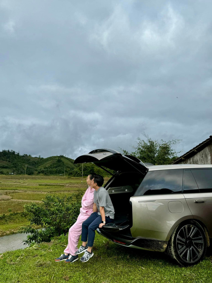 Cường Đô La không ngần ngại chủ động lái xe đưa vợ đi chơi