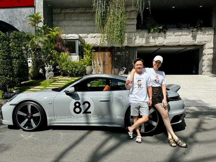 Cường Đô La thoải mái chụp hình cùng với siêu xe đắt đỏ