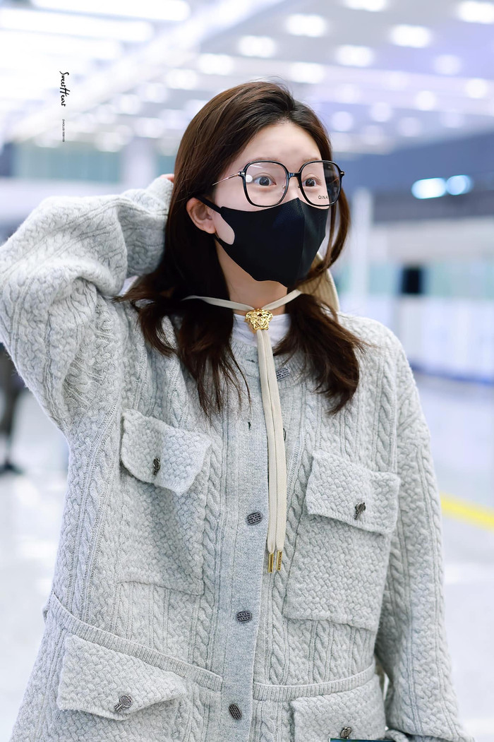 Triệu Lộ Tư đeo khẩu trang, lộ rõ một nửa mặt mộc ở sân bay