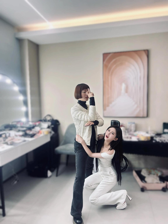 Triệu Lộ Tư thoải mái trêu đùa, tương tác với những người trong ê-kíp