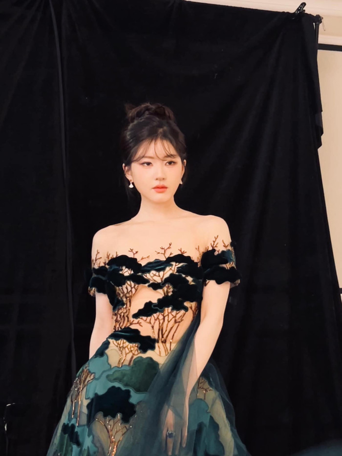 Triệu Lộ Tư sở hữu visual nổi bật 'bất chấp' cam thường