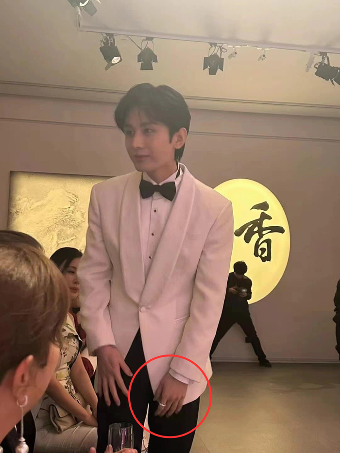 Trên tay Thành Nghị có chiếc nhẫn lạ, làm dấy lên nghi vấn anh là 'hoa đã có chủ'.