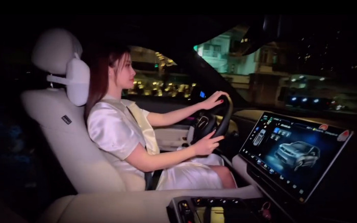 Đông Nhi tự lái xe ra về sau đêm diễn lúc tối muộn, tiết lộ hành động của chồng con khi trở về nhà Ảnh 2