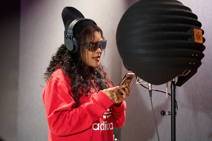 Cô quyết định thực hiện một dự án cộng đồng cùng dàn sao Việt.